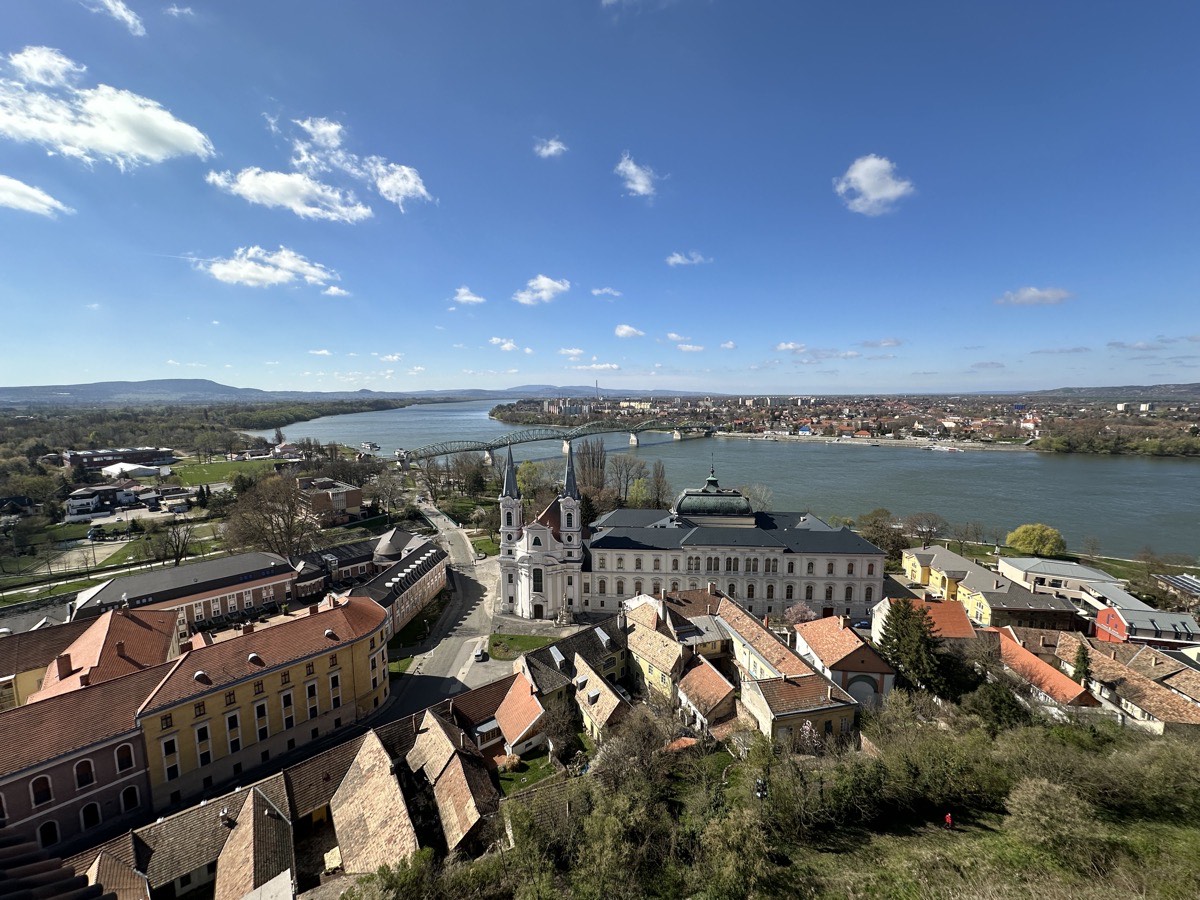 Esztergom panoráma — magyar település a Dunánál